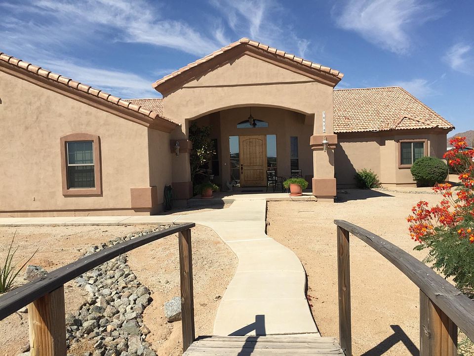 Welcoming front yard