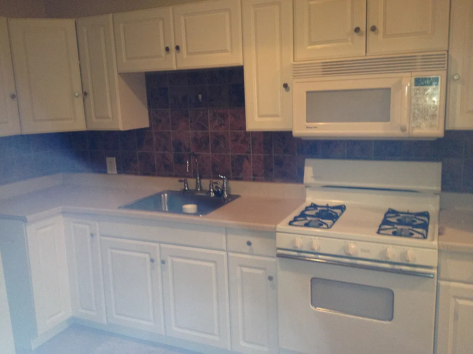 1ST FLR  MODERN FULL KITC