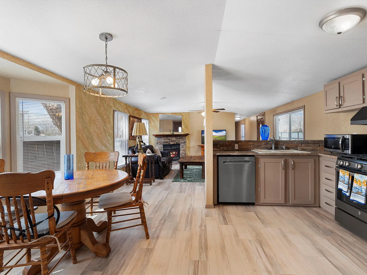 3 bed, 1200 sqft, $2,150 — Photo 3