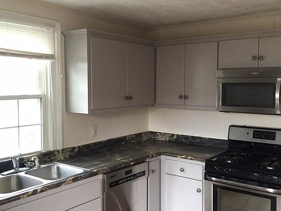 Gas cooktop, SS appliances, Large space