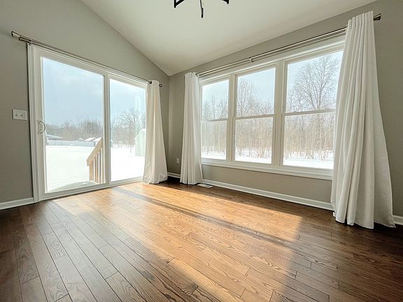3rd image of 140 Cherry Laurel Ln