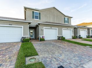 696 NE Waters Edge Ln, Port Saint Lucie, FL 34983