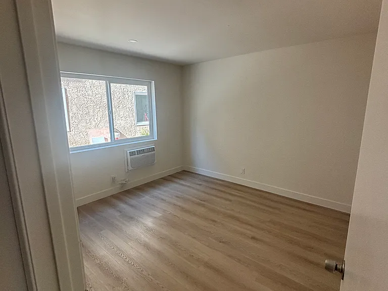 Elm Ave — Photo 10