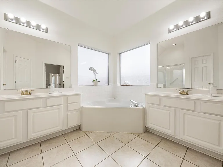 9211 Memorial Hills Dr — Photo 11