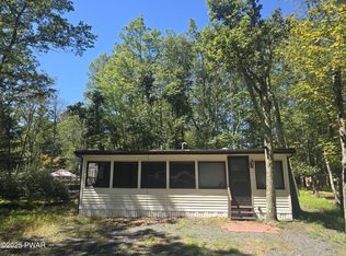 104 Shoshone Ct, Shohola, PA 18458