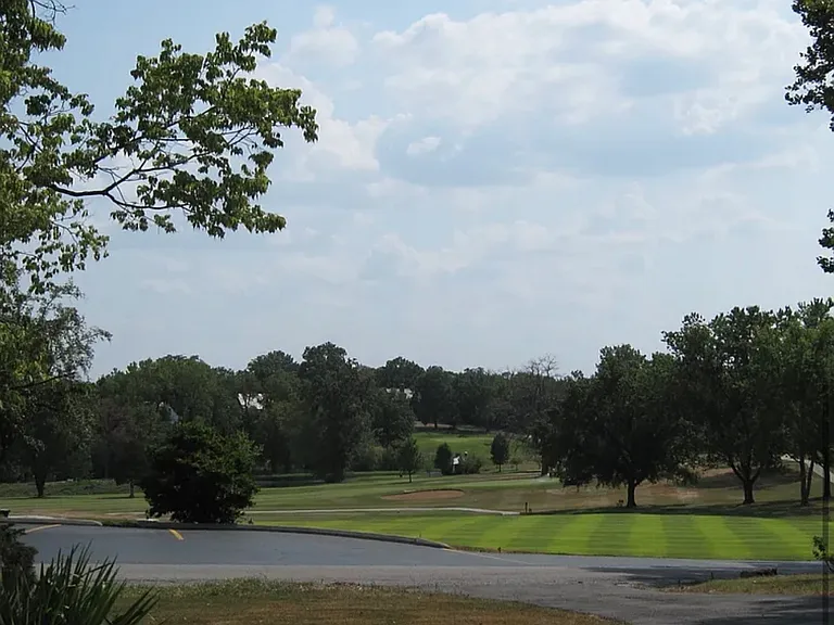 2205 Country Club Dr — Photo 6