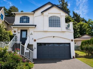 709 Luscombe Pl #2, Esquimalt, BC V9A 7L6