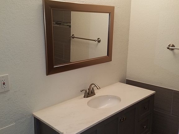 3rd image of 3740 Wyandotte St #2S