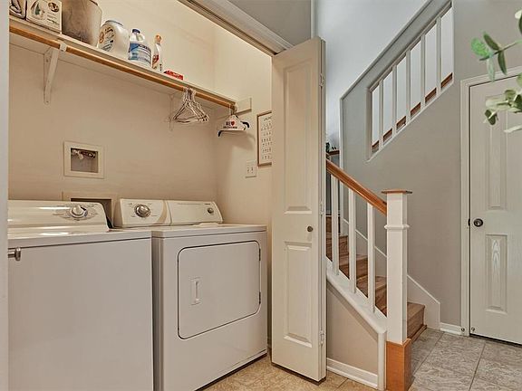 5th image of 87 Woodlily Pl