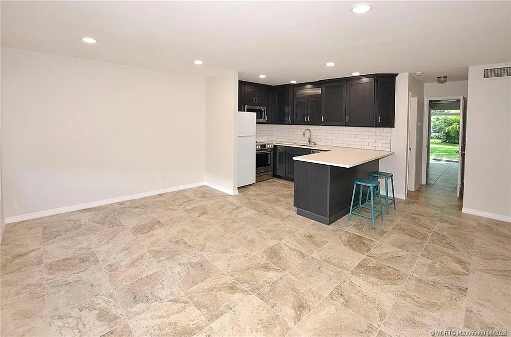 1 bed, 1.5 bath, 696 sqft, $1,575 — Photo 3