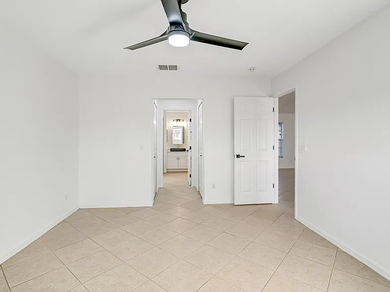 520 NW 23rd Ter — Photo 14