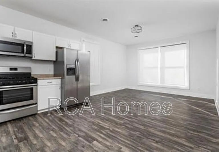 1112 Pleasant St #2 — Photo 2