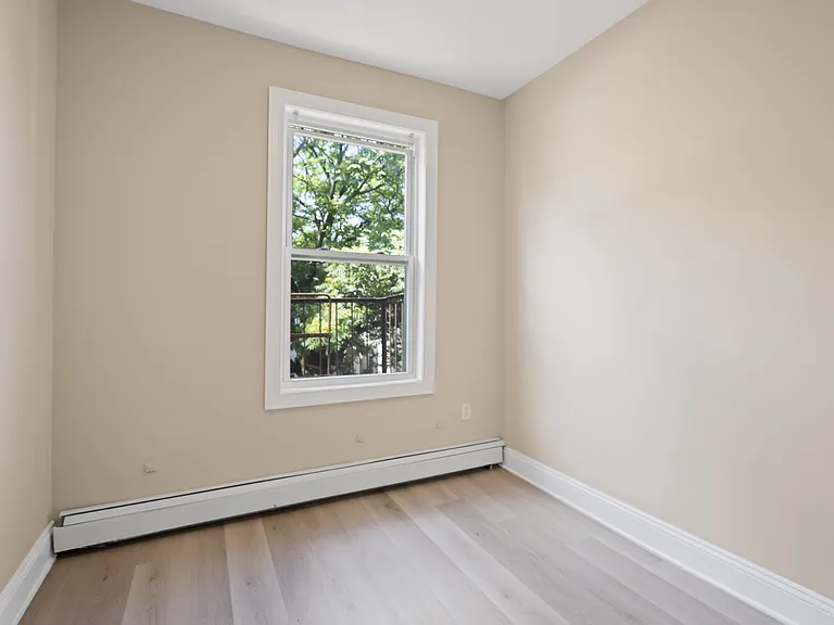 144 Inslee Pl #3R — Photo 4