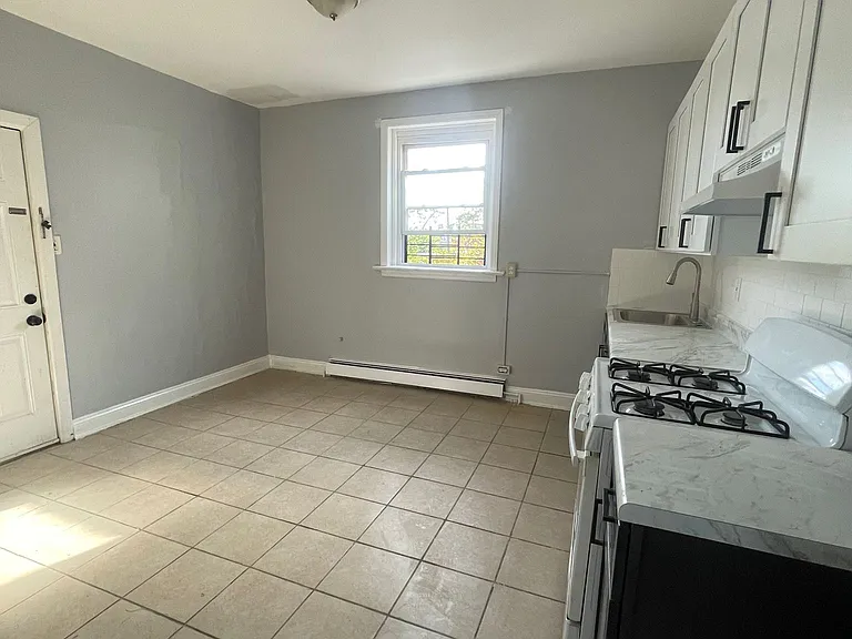 138-140 Clinton Ave #2R — Photo 2