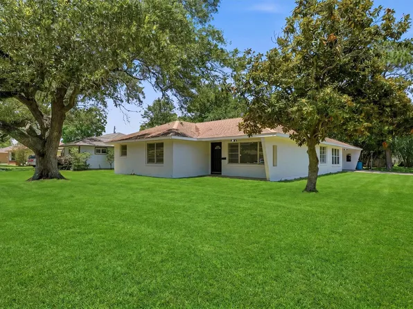 5002 Live Oak Dr, Texas City, TX 77591