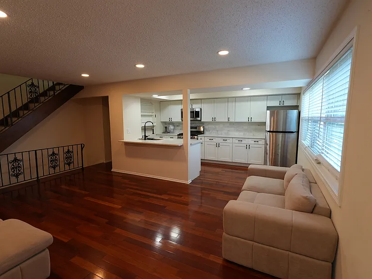 1204 Inverrary Ln #- — Photo 2