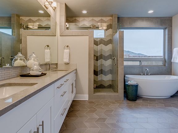 5th image of 6012 SE Jura St