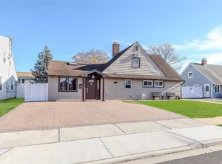 548 N Newbridge Rd, Levittown, NY 11756