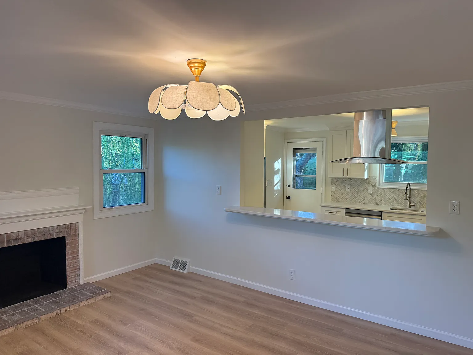 3 bed, 1041 sqft, $3,150 — Photo 2