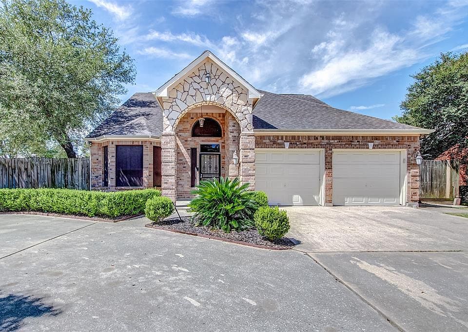 Welcome to 6203 Oak Bay Dr. Huge circle driveway that fits 6 cars.