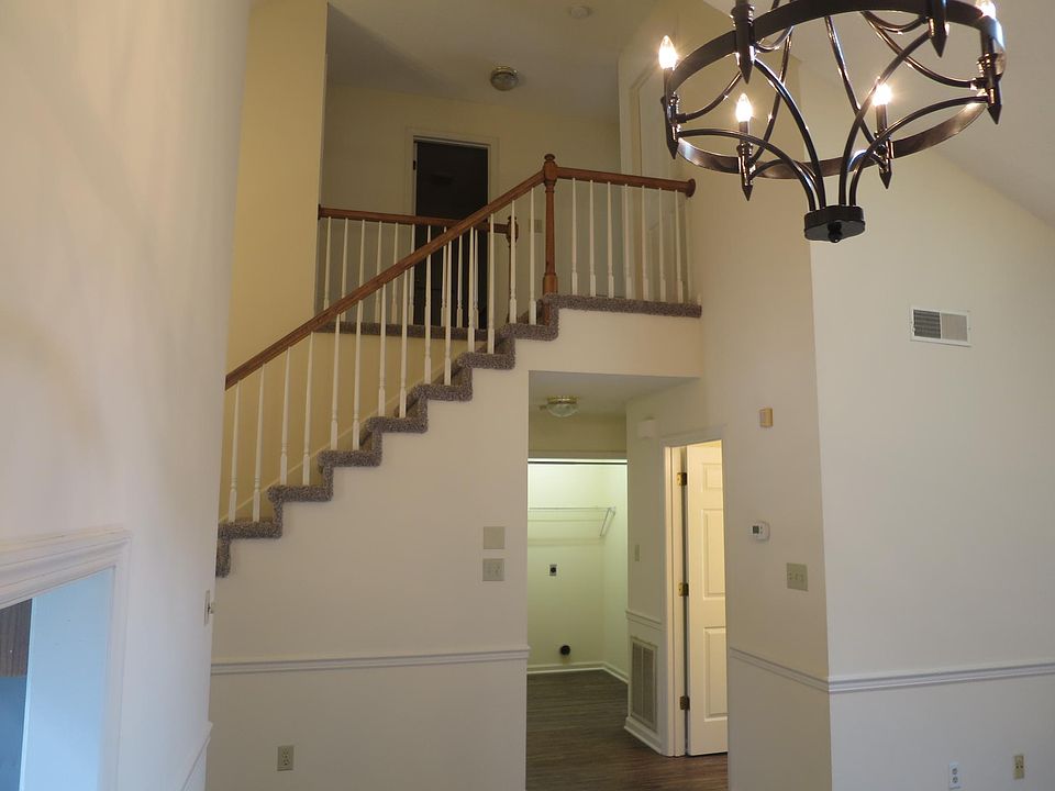 1st image of 444 Eagle Brook Dr #1