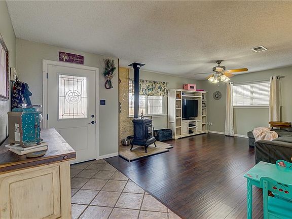 3rd image of 1009 Oak Lane Dr