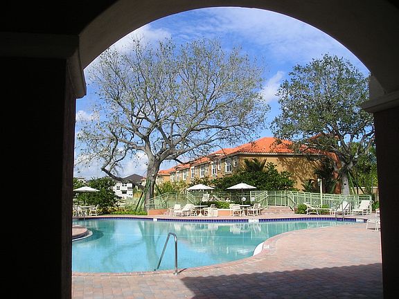 Quiet community pool w/jacuzzi
