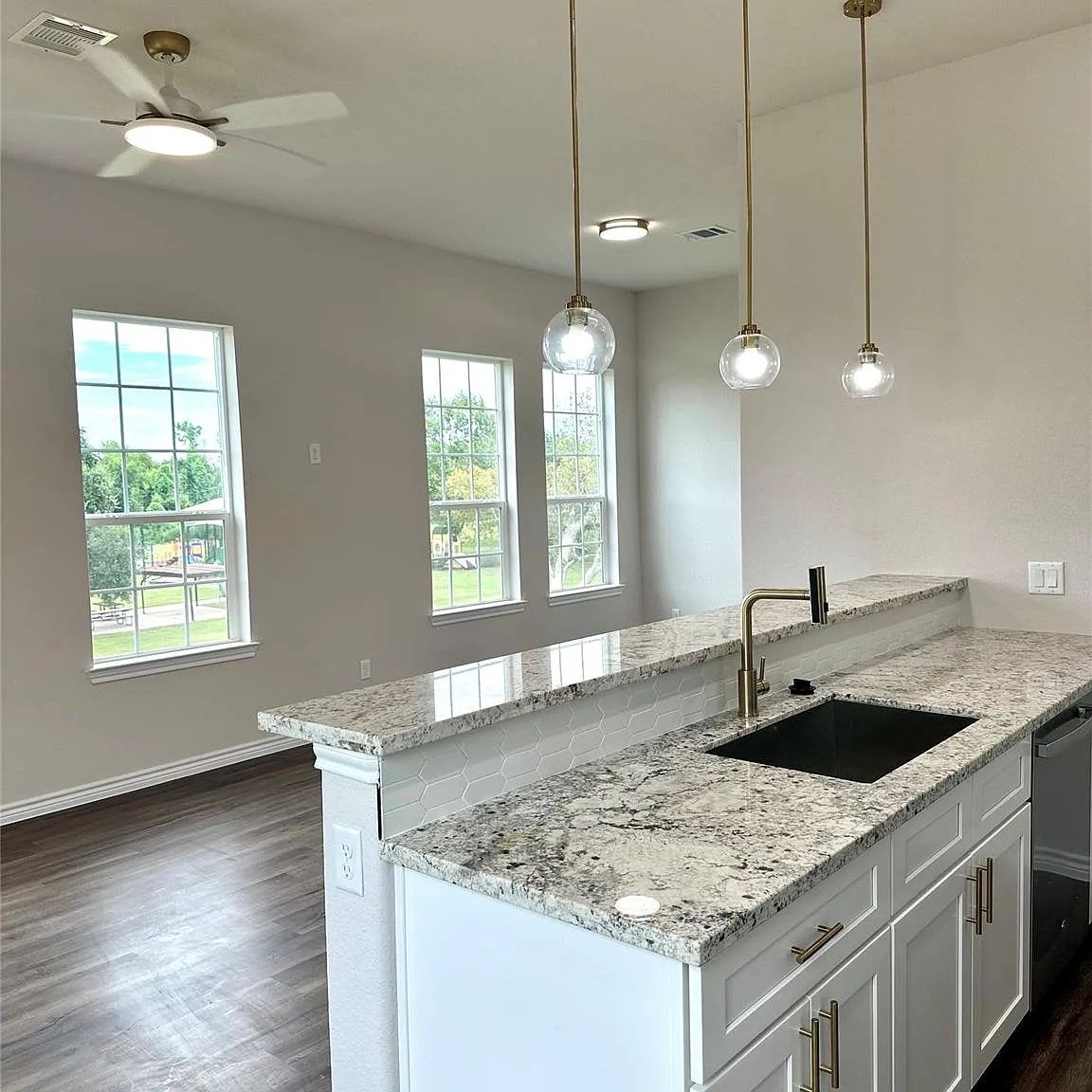 3 bed, 2.0 bath, $2,300 — Photo 3