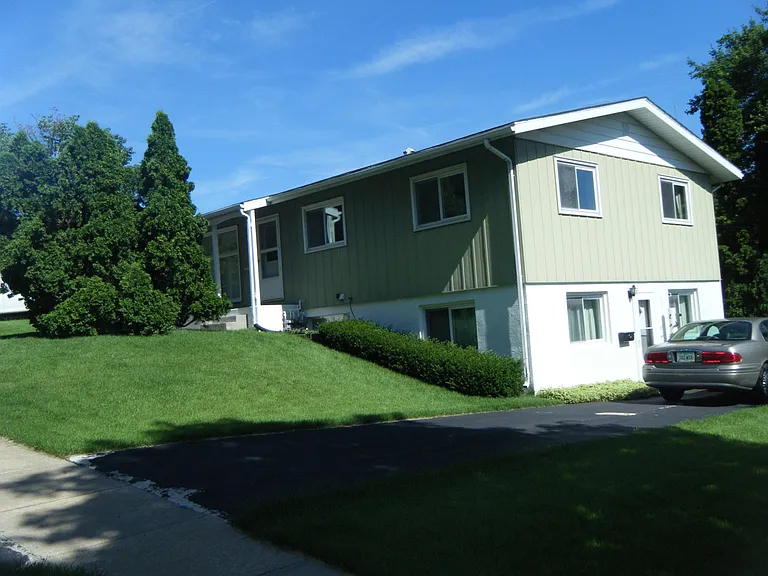712 Woodside Dr — Photo 2