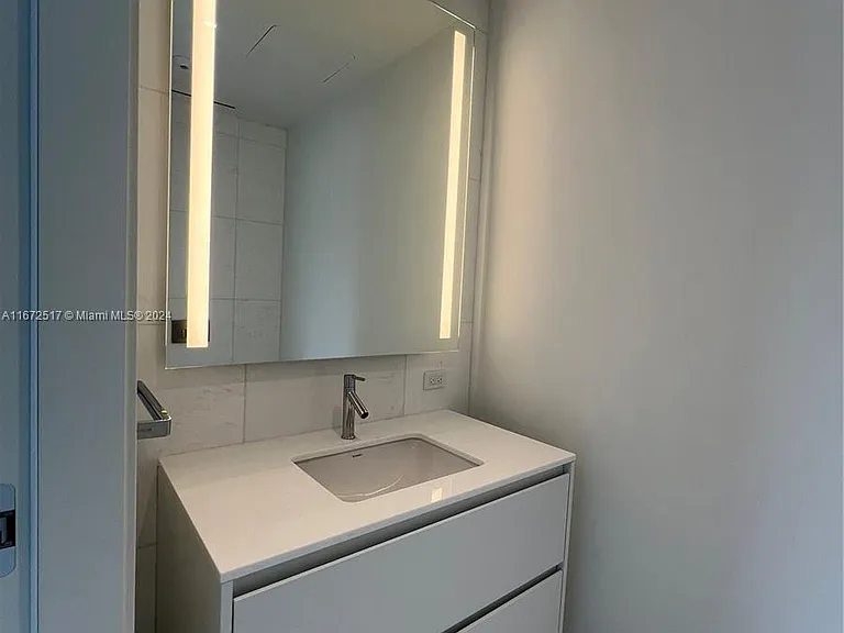 300 S Biscayne Blvd #806E — Photo 2