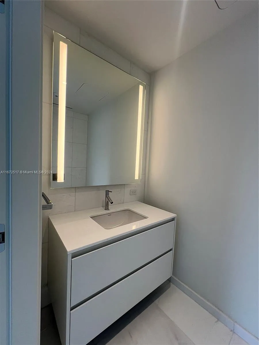 Building Photo - 300 S Biscayne Blvd #806E