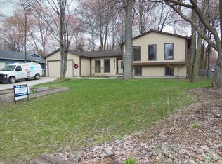 5608 Lamplighter Ln, Midland, MI 48642