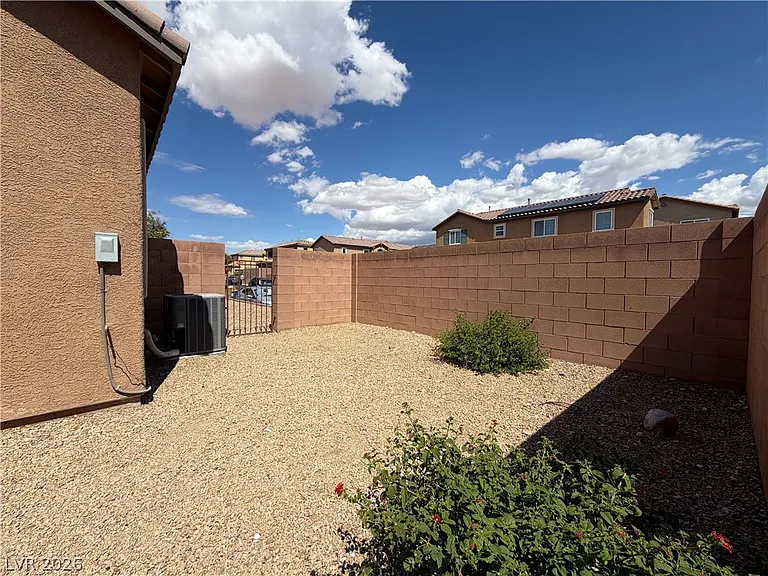 8323 Rygate Ave — Photo 22