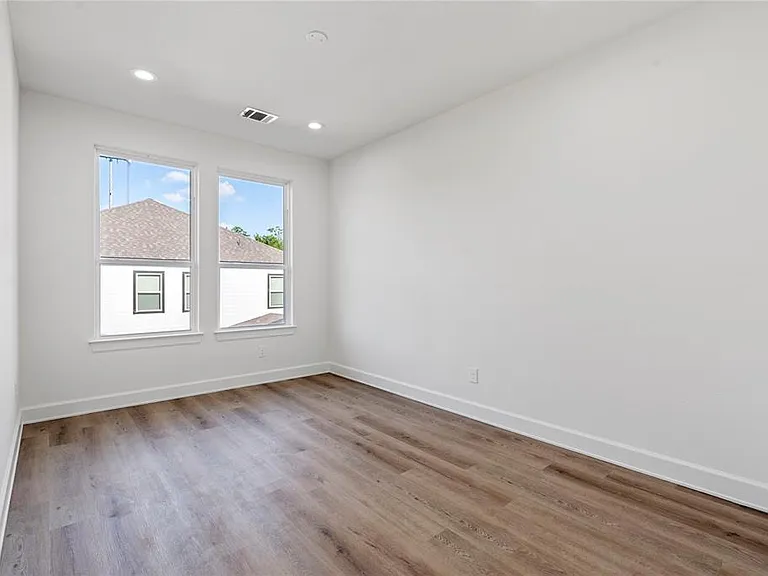 6321 Foster St — Photo 9