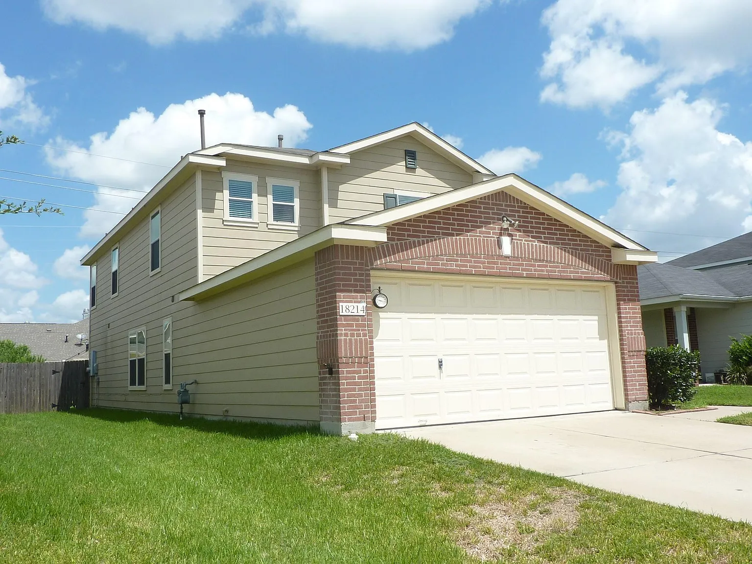 4 bed, 2.5 bath, 2640 sqft, $2,400 — Photo 2
