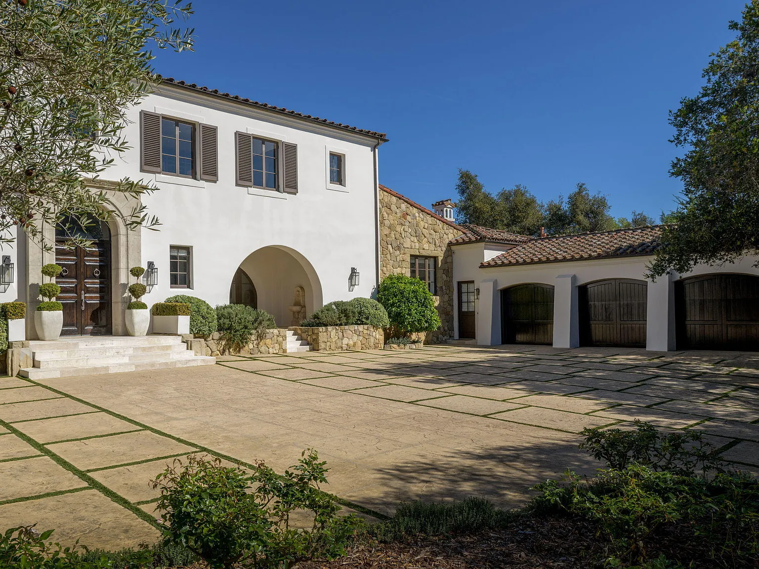 5 bed, 6.5 bath, 6416 sqft, $70,000 — Photo 2