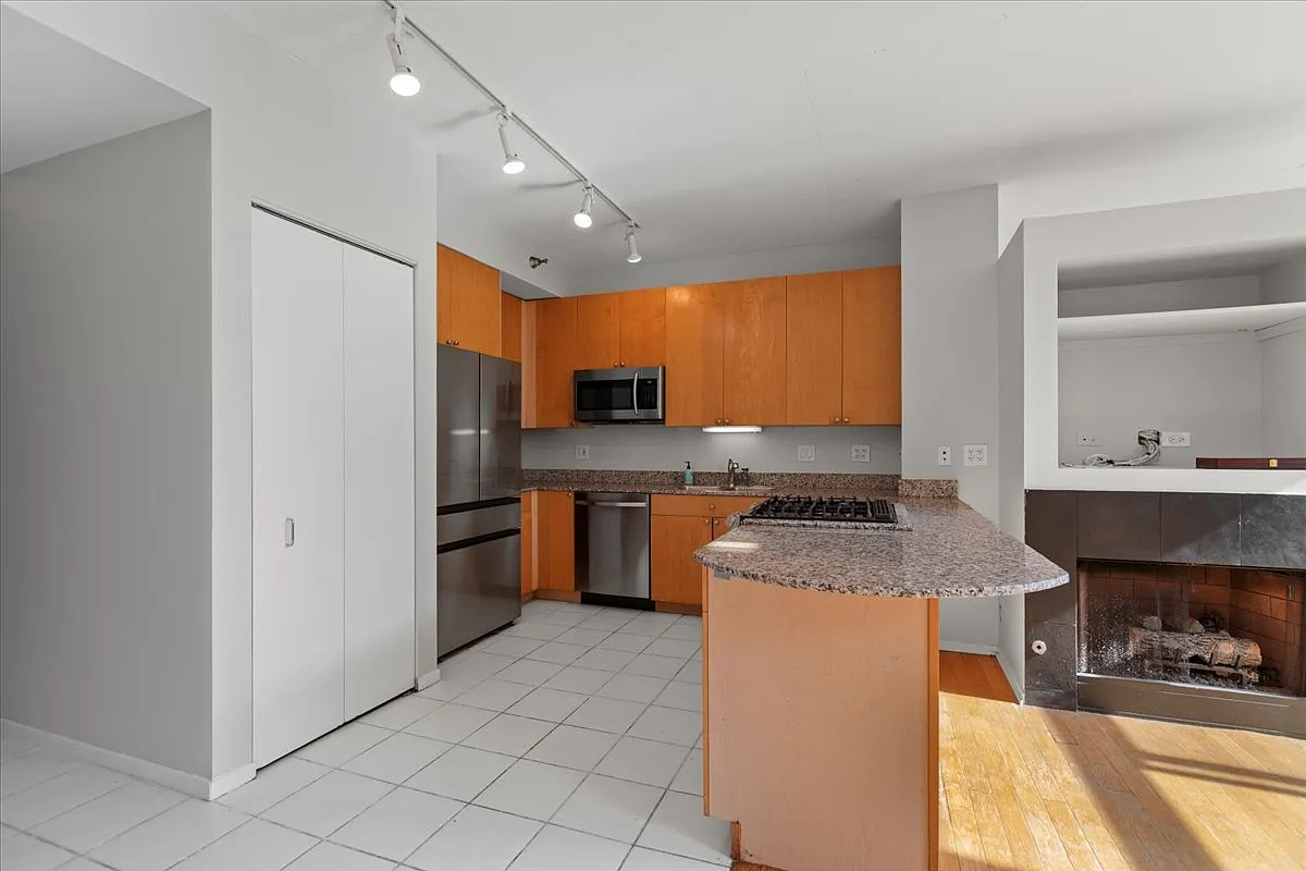 1 bed, 1.0 bath, 650 sqft, $2,300 — Photo 4