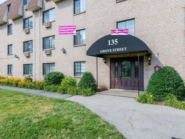 135 Grove St APT 131, Rockland, MA 02370