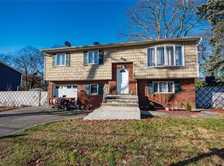 240 Phyllis Dr, Patchogue, NY 11772