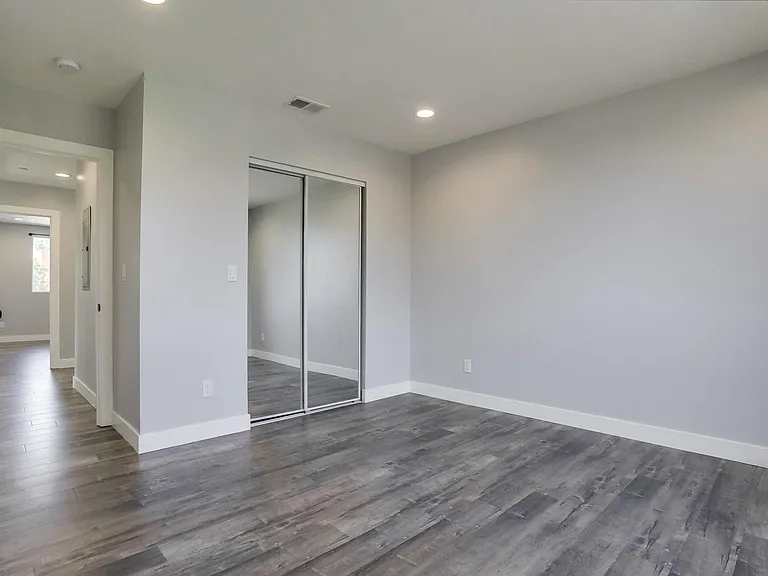 5258 1/2 E Oakland St — Photo 19