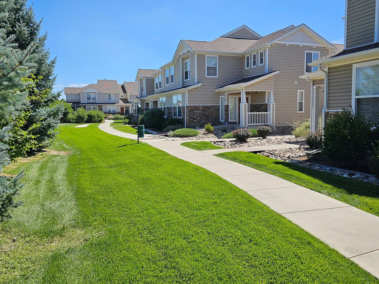 Beautiful townhome with 3 bedrooms - 2 1/2 bathrooms oversized 2 car garage in gated community to... — Photo 2