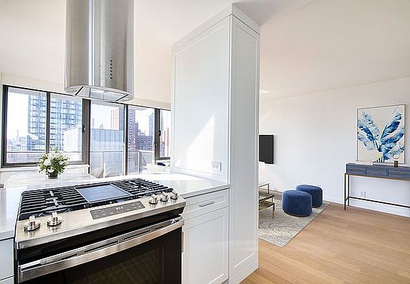 4th image of 301 E 94th St #30C