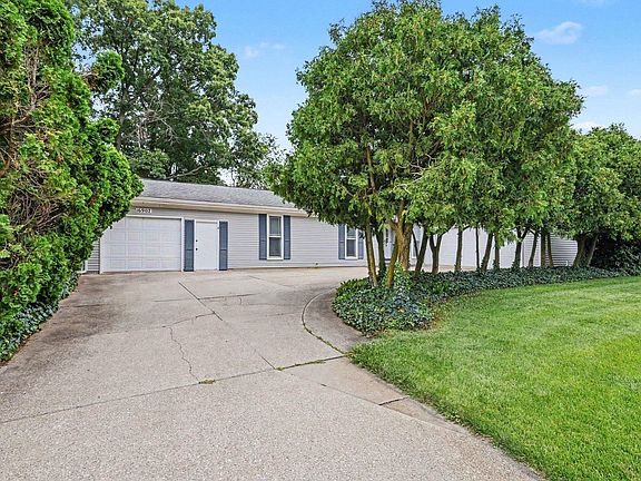 3rd image of 16907 Colony Dr