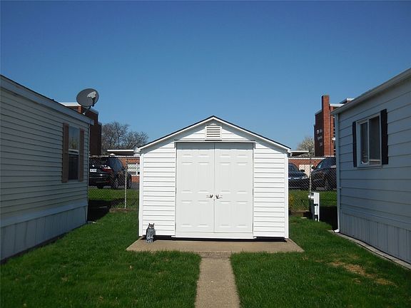 3rd image of 915 Douglas Dr