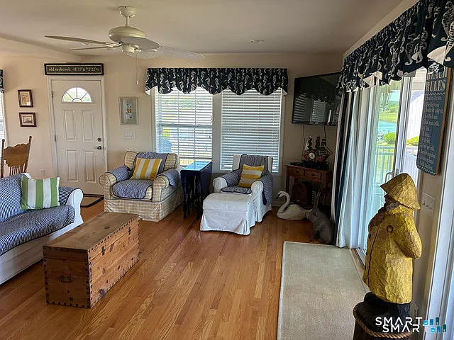 4 bed, 3.5 bath, 2400 sqft, $3,250 — Photo 2