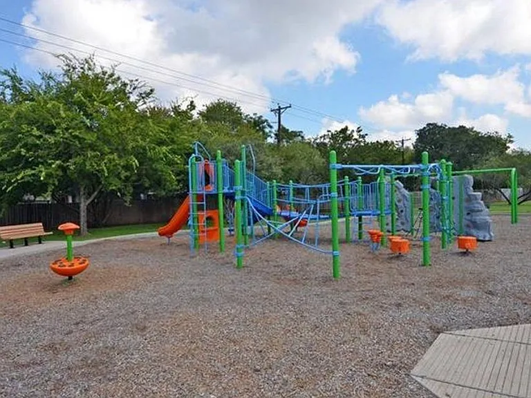 1817 Taron Cv — Photo 23