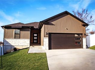 106 Newberry Ct, Knob Noster, MO 65336