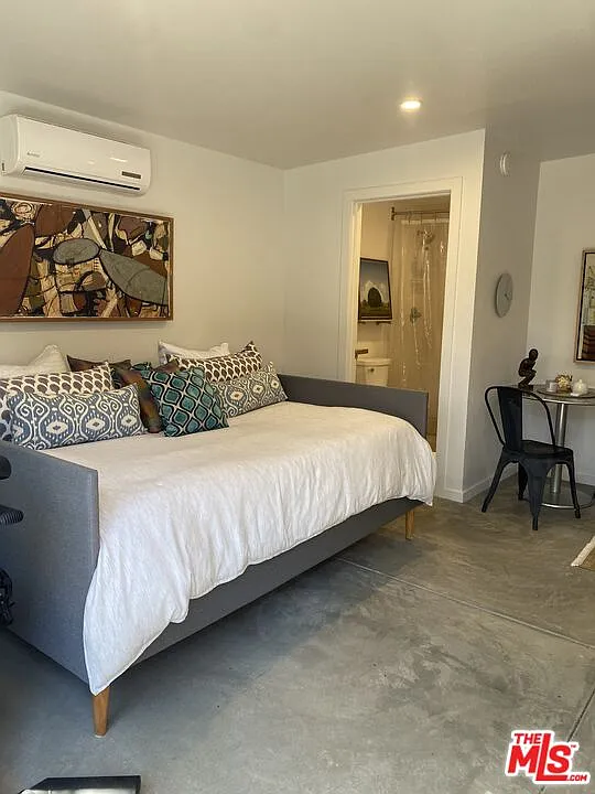 Studio, 350 sqft, $2,300 — Photo 3