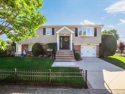 526 Beacon Avenue, Lindenhurst, NY, 11757
