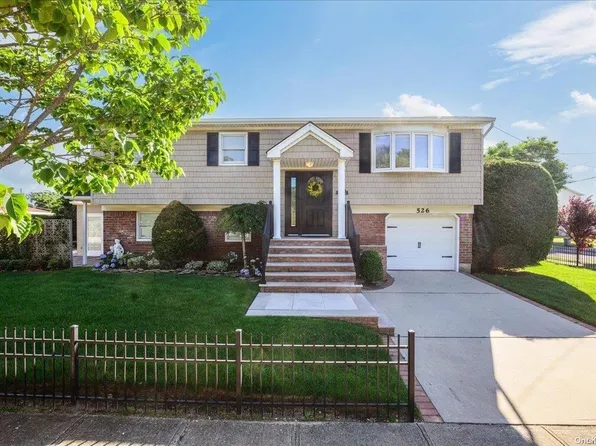 526 Beacon Avenue, Lindenhurst, NY 11757